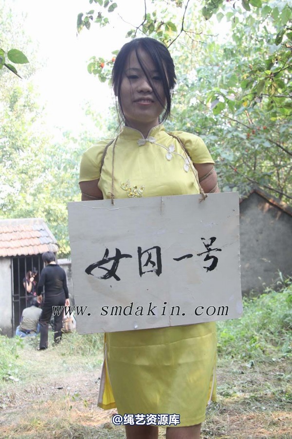 锐度主张 - 第六届锦绣江南-黄旗袍五花挂牌模特：玲玲 第 13 张图片