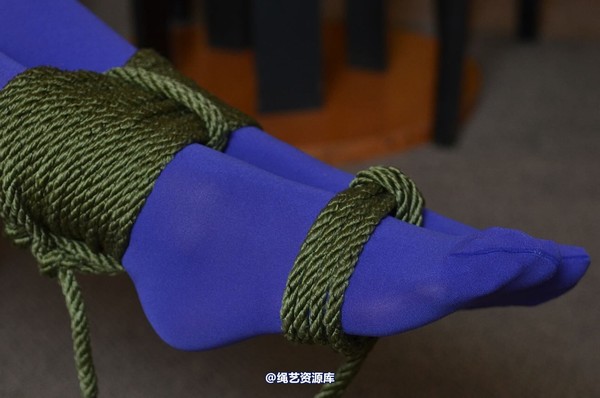 simplytied - Mitzi in blue tights 第 40 张图片