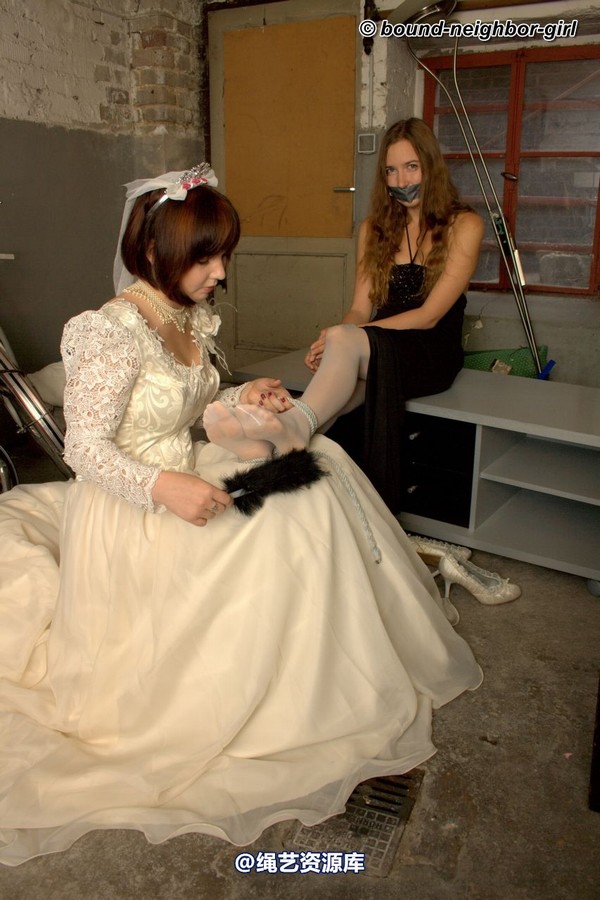 bound-neighbor-girl - Leoni and Valentina - Friend of the Bride 2 第 17 张图片