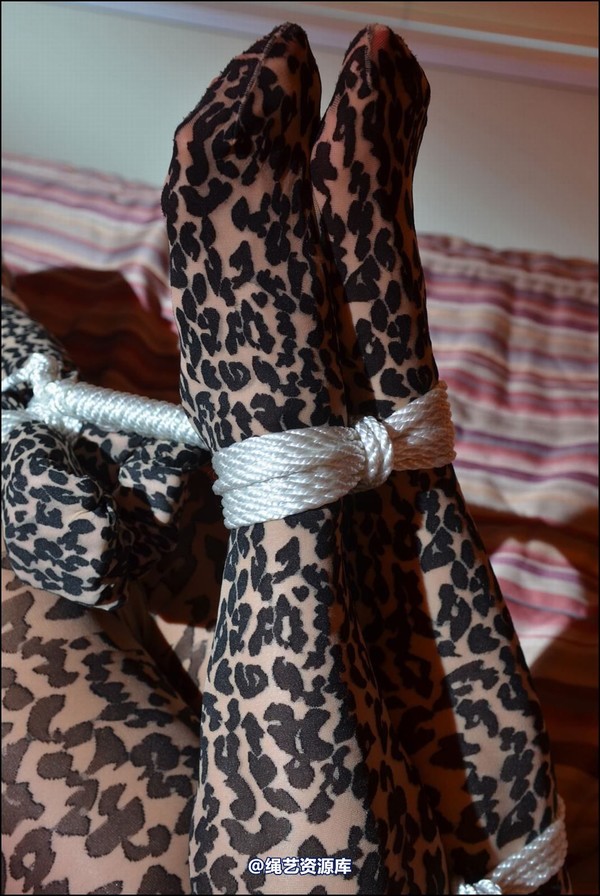 simplytied - Mitzi hogtied again 第 32 张图片