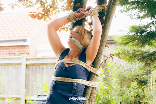 limitedaudience - 2015 kimmy louise up against a tree 2 第 6 张图片