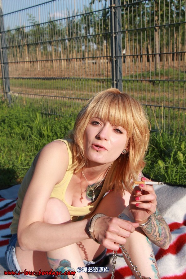 girlsinsteel - Smoking with handcuffs 第 20 张图片