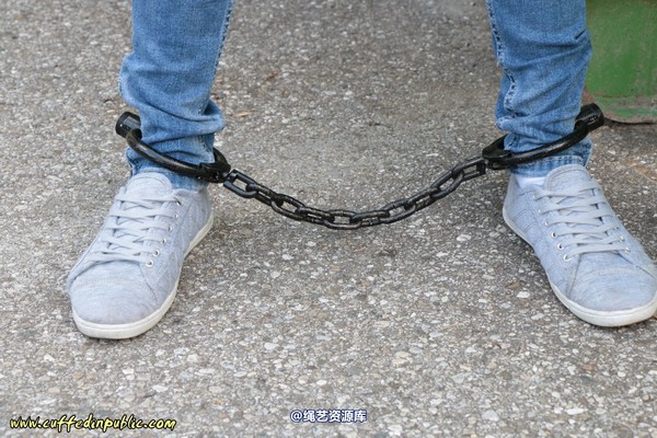girlsinsteel - Cuffed to a heavy container 第 64 张图片
