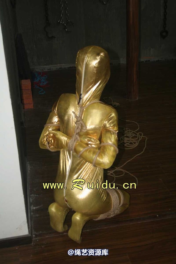 锐度主张 - 20070921第34期 影片胶衣紧缚悬吊图片 第 8 张图片