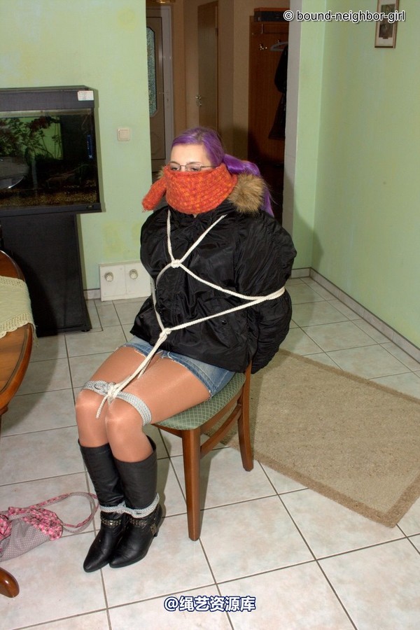 bound-neighbor-girl - Zora in winter jacket tied 1 第 20 张图片