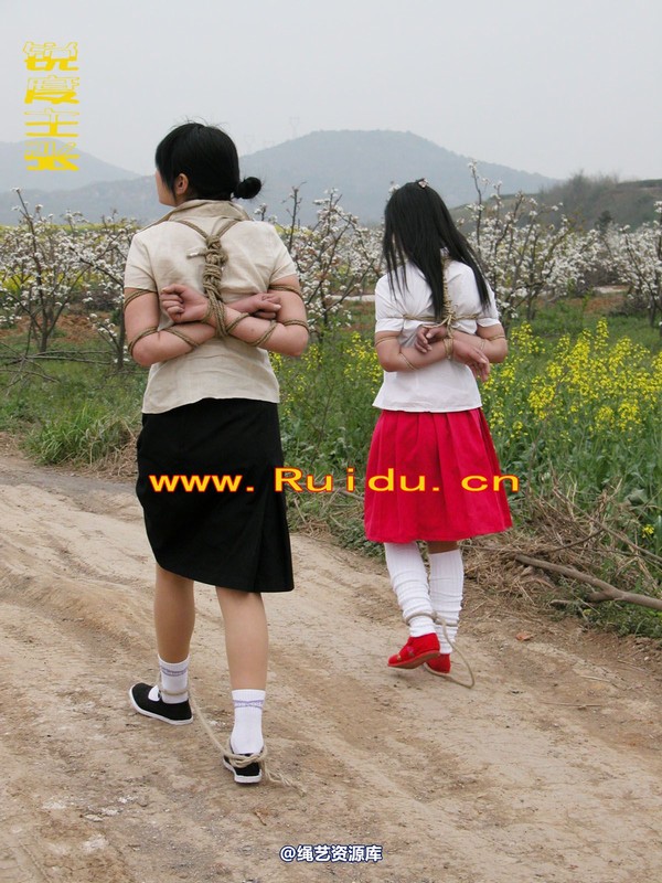 锐度主张 - 婷婷和寒冰走在乡间小路上 第 50 张图片