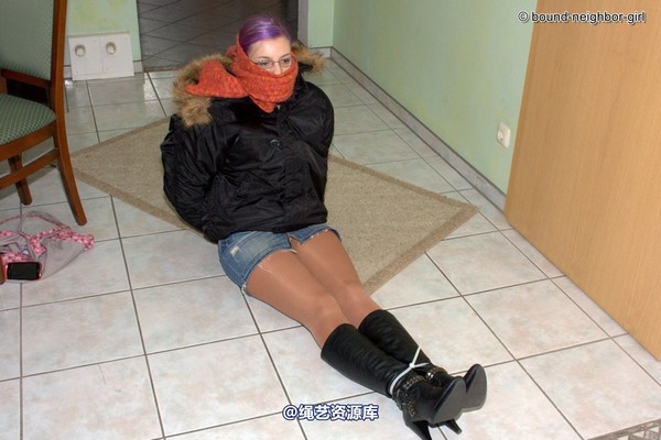 bound-neighbor-girl - Zora in winter jacket tied 1 第 7 张图片