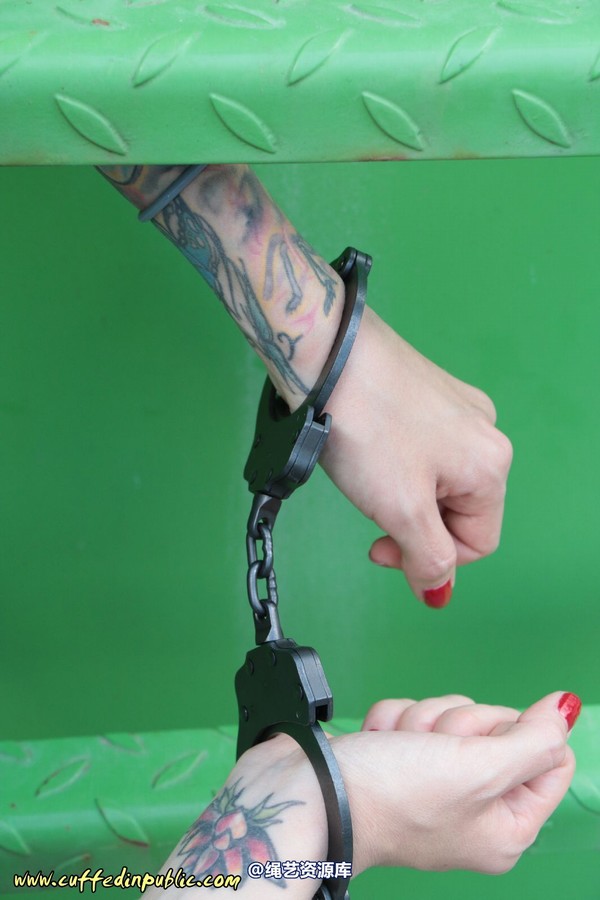 girlsinsteel - Cuffed to a heavy container 第 59 张图片