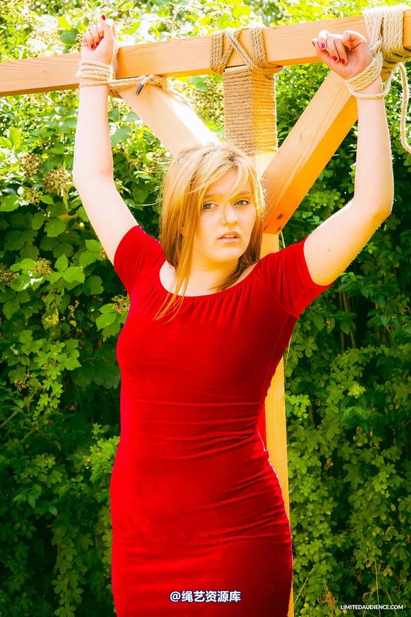 limitedaudience - 2014 bryony fuller alone on the cross 3 第 3 张图片