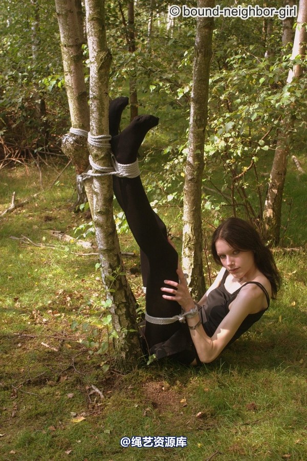 bound-neighbor-girl - Tanja - Tied up in the forest 2 第 4 张图片