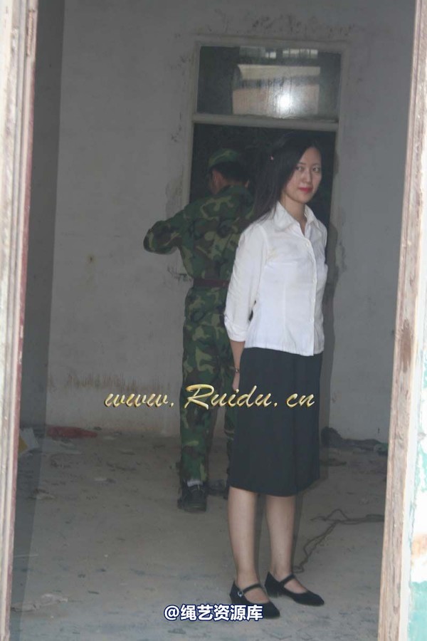 锐度主张 - 20071125第44期 宝宝室外捆绑图，有押解 第 1 张图片