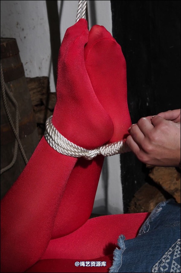 simplytied - Trisha back in red tights 第 22 张图片