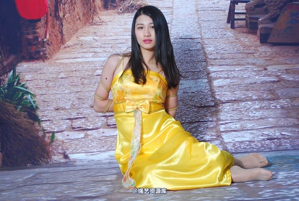 唯美之家 - 新模萧萧黄礼服 第 61 张图片