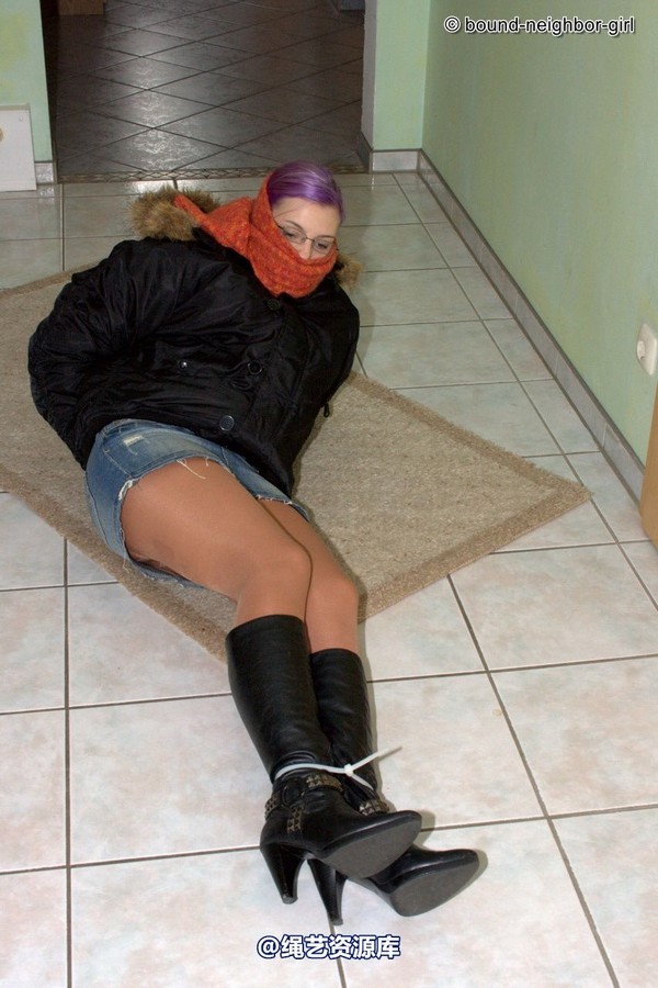 bound-neighbor-girl - Zora in winter jacket tied 1 第 12 张图片