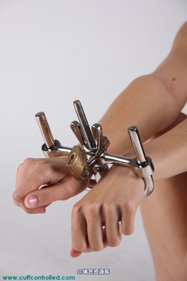 girlsinsteel - Multiple handcuffed 第 17 张图片