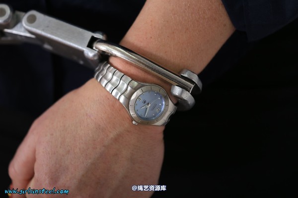 girlsinsteel - Police officer neckcuffed 第 65 张图片
