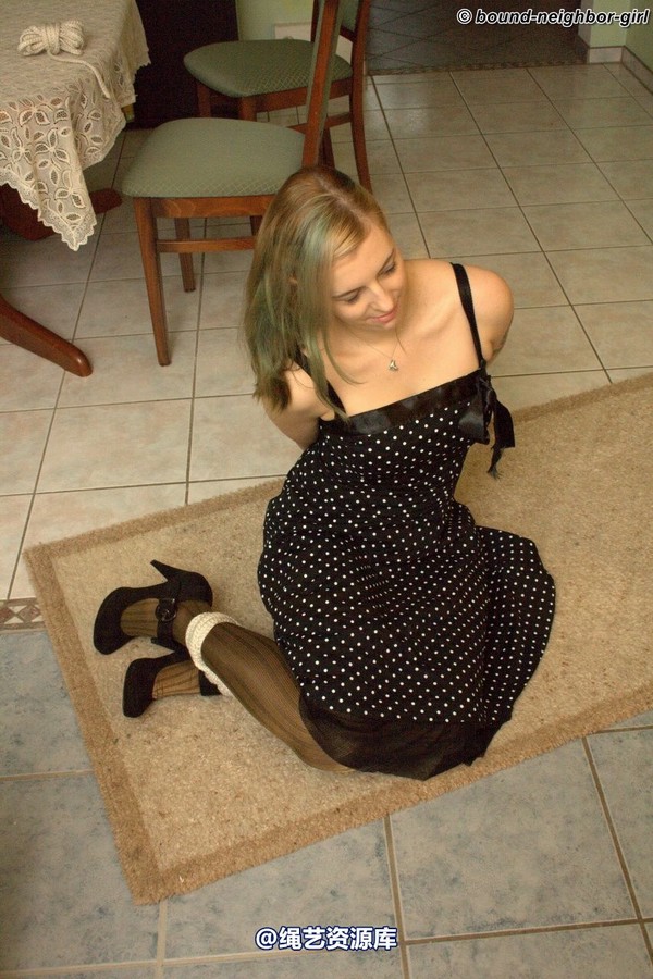 bound-neighbor-girl - Zora - Tied to the ground 第 19 张图片