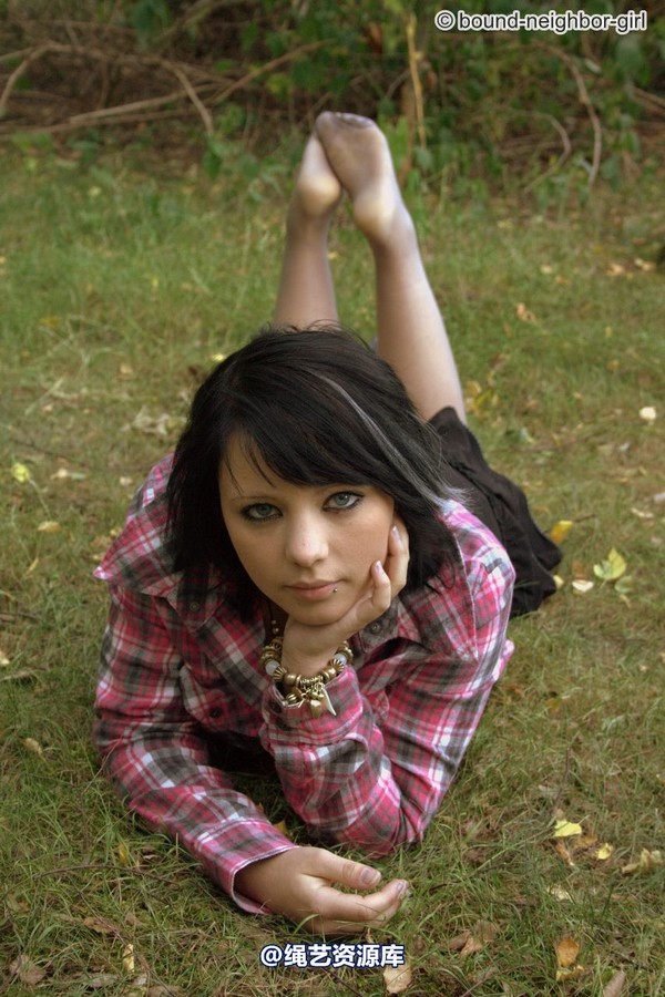 bound-neighbor-girl - Nadine - Adventure in the woods part 2 第 8 张图片