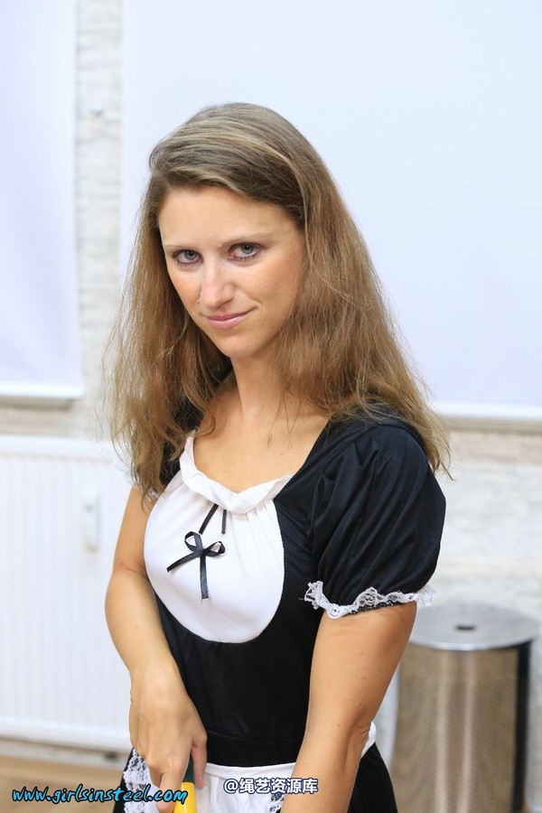 girlsinsteel - Sophia as a helpless cuffed maid 第 17 张图片