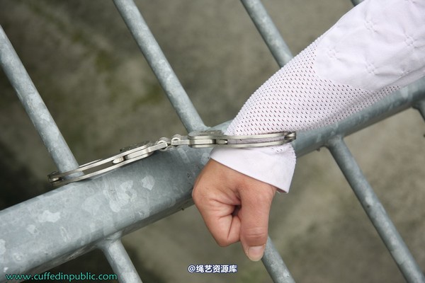 girlsinsteel - Cuffed at the sea 第 39 张图片