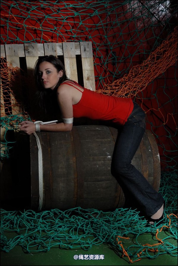 simplytied - Jinx caught over a barrel 第 6 张图片