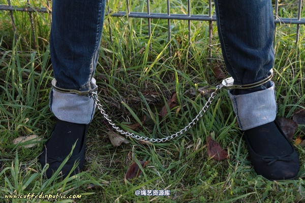 girlsinsteel - Cold day in handcuffs 第 88 张图片