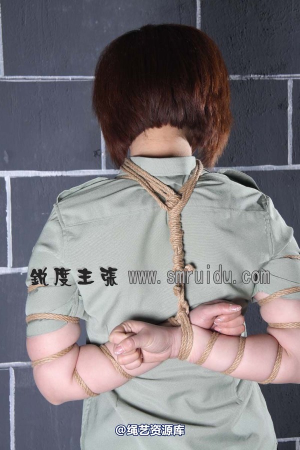 锐度主张 - 军服五花绑模特：瑶瑶 第 5 张图片