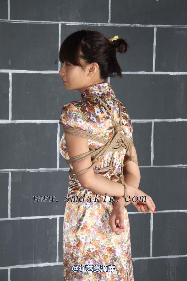 锐度主张 - 旗袍小美女绳艺美缚模特：嫒柔 第 8 张图片