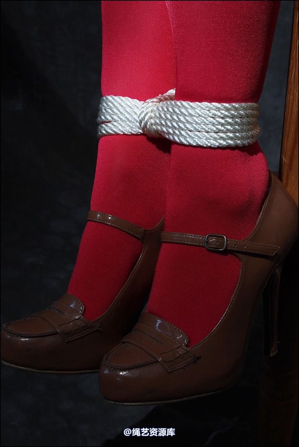 simplytied - She wanted to wear red tights 第 29 张图片