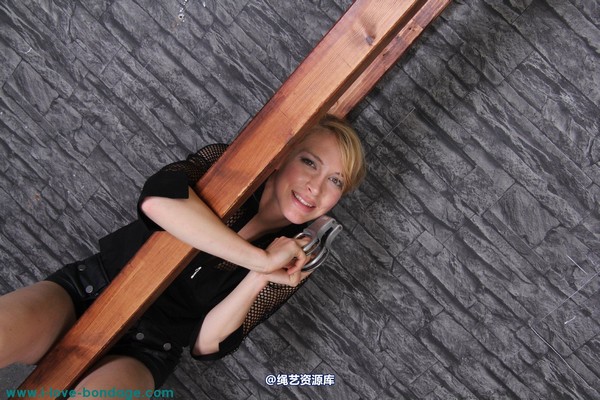 girlsinsteel - DDR handcuffs 第 24 张图片