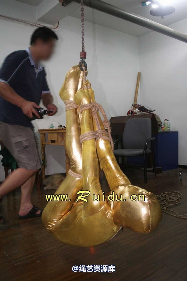 锐度主张 - 20070928第35期 影片胶衣紧缚悬吊图片 第 84 张图片