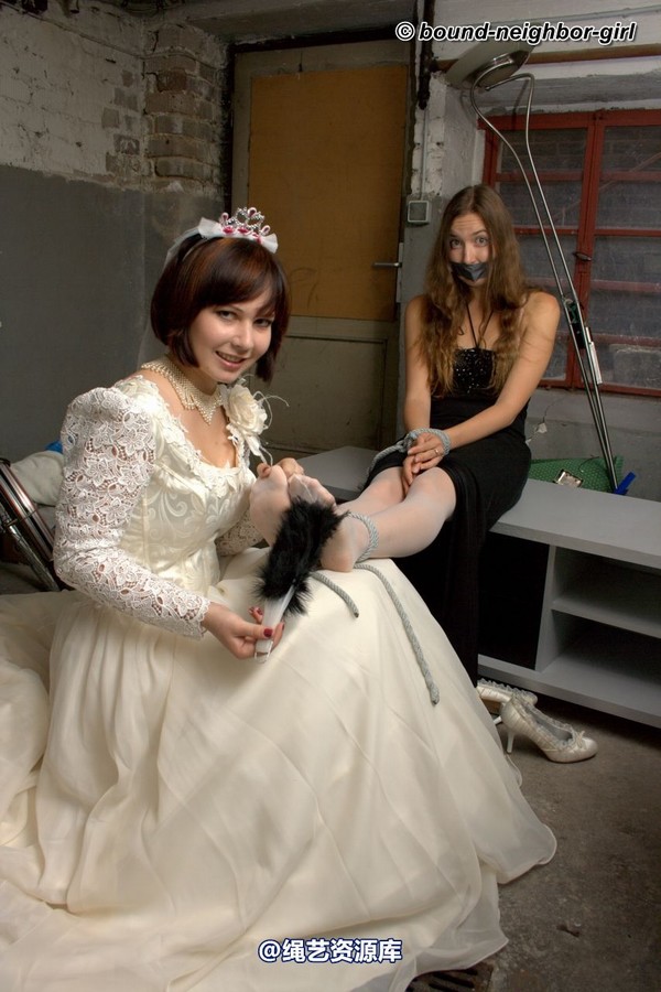 bound-neighbor-girl - Leoni and Valentina - Friend of the Bride 2 第 16 张图片