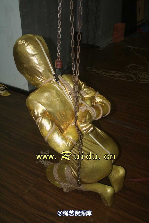 锐度主张 - 20070928第35期 影片胶衣紧缚悬吊图片 第 13 张图片