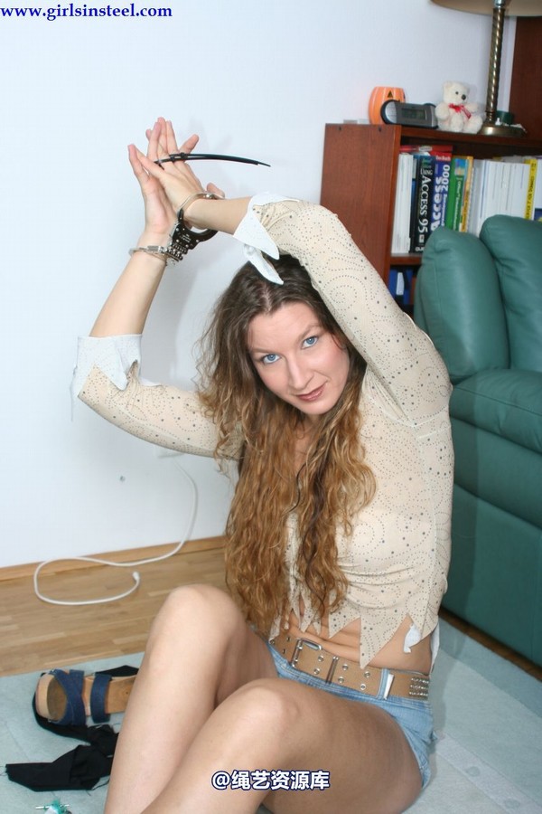 girlsinsteel - Jasmin is playing with handcuffs 第 18 张图片