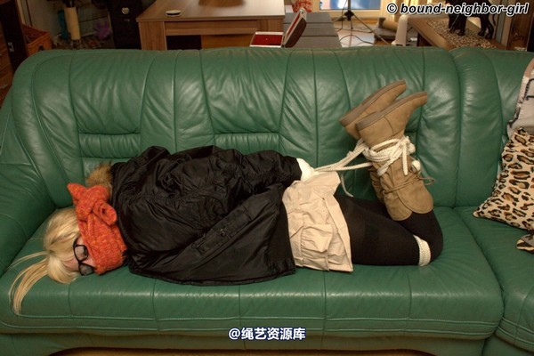 bound-neighbor-girl - Marenka - In winter jacket tied 1 第 23 张图片