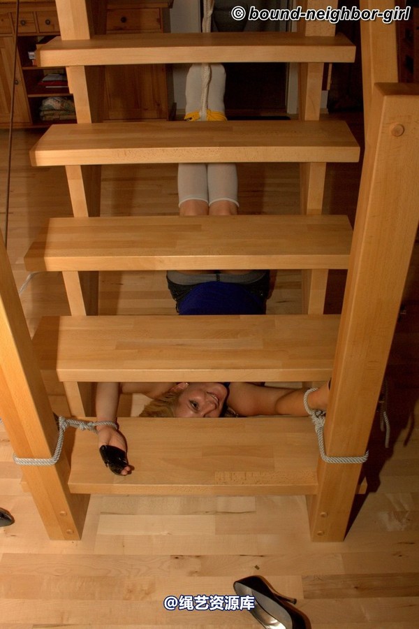 bound-neighbor-girl - Julia in the holiday house 3 第 3 张图片