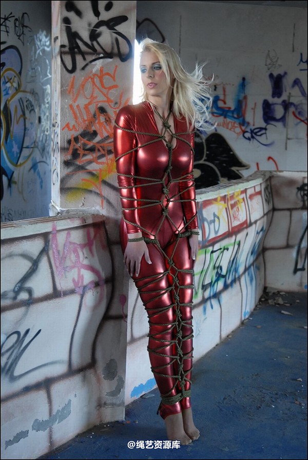 simplytied - Shiny Red on Spain 2 第 8 张图片