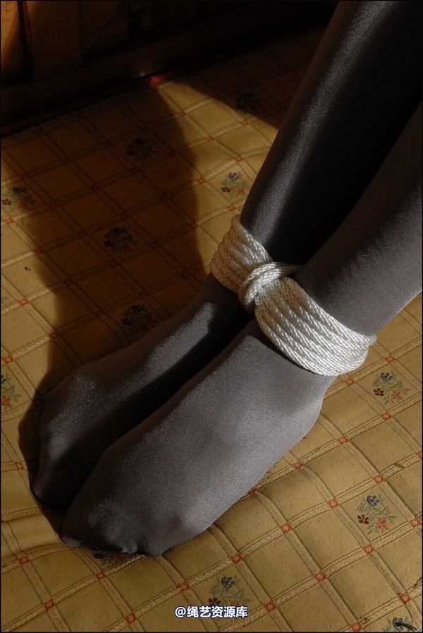 simplytied - Jinx in shorts and grey tights 第 38 张图片