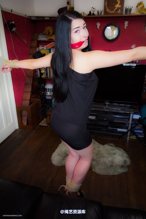 limitedaudience - 2014 stacey von stretched out in the lounge 第 19 张图片