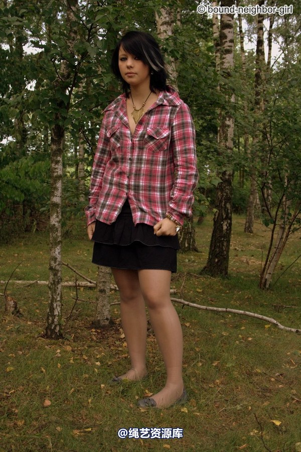 bound-neighbor-girl - Nadine - Adventure in the woods part 2 第 2 张图片