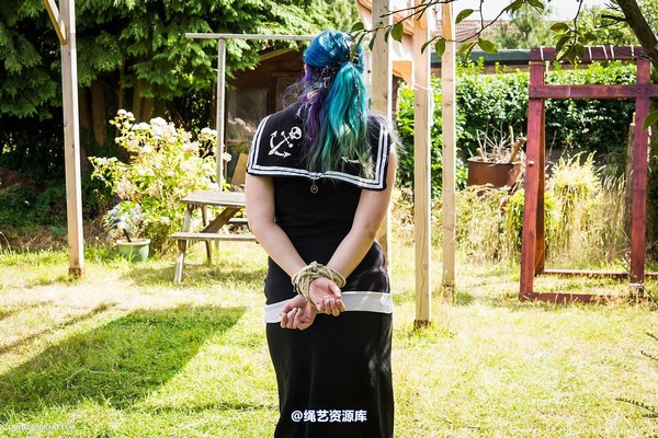 limitedaudience - 2014 beckykat walking captive 第 3 张图片