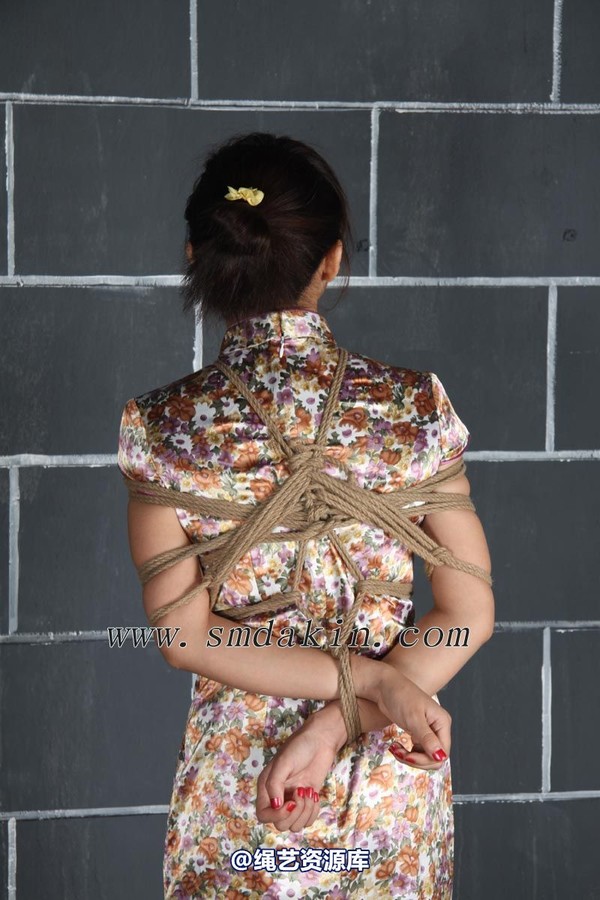 锐度主张 - 旗袍小美女绳艺美缚模特：嫒柔 第 50 张图片