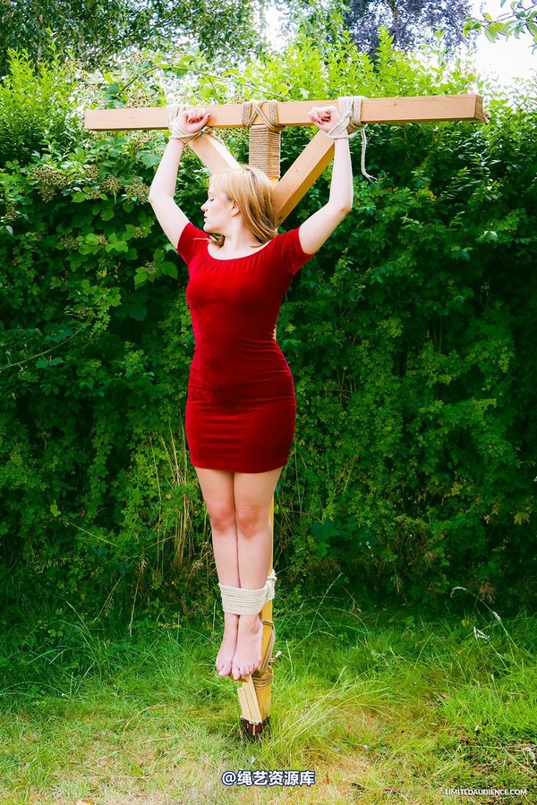 limitedaudience - 2014 bryony fuller alone on the cross 2 第 23 张图片