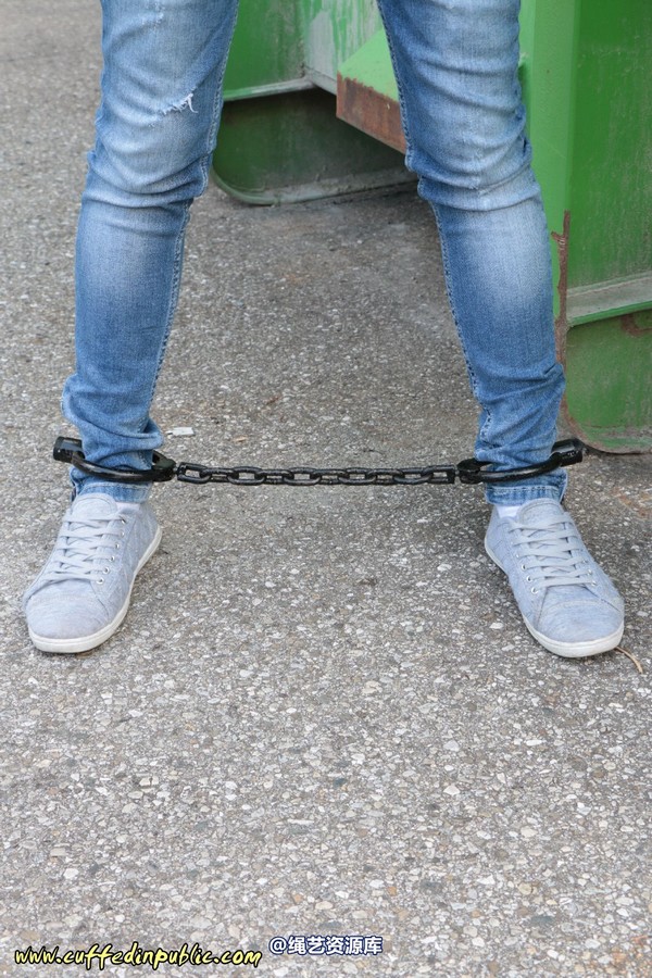 girlsinsteel - Cuffed to a heavy container 第 70 张图片