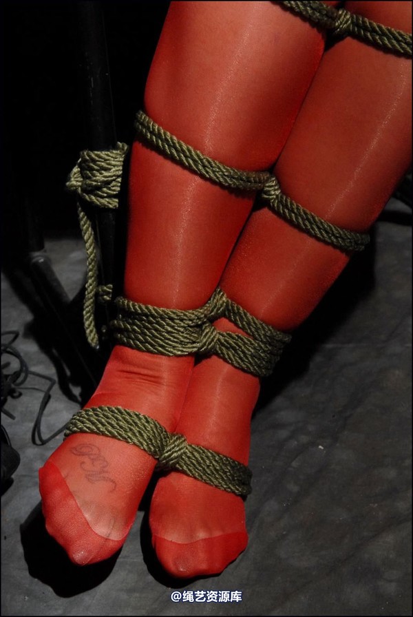 simplytied - Miss P in Red tights 第 37 张图片