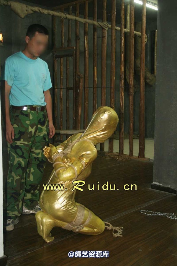 锐度主张 - 20070921第34期 影片胶衣紧缚悬吊图片 第 36 张图片