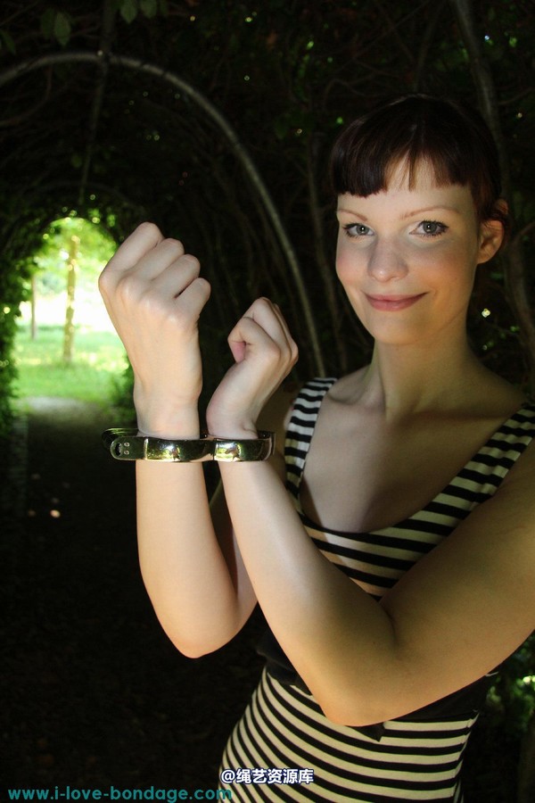 girlsinsteel - Handcuffed in the summer 第 14 张图片