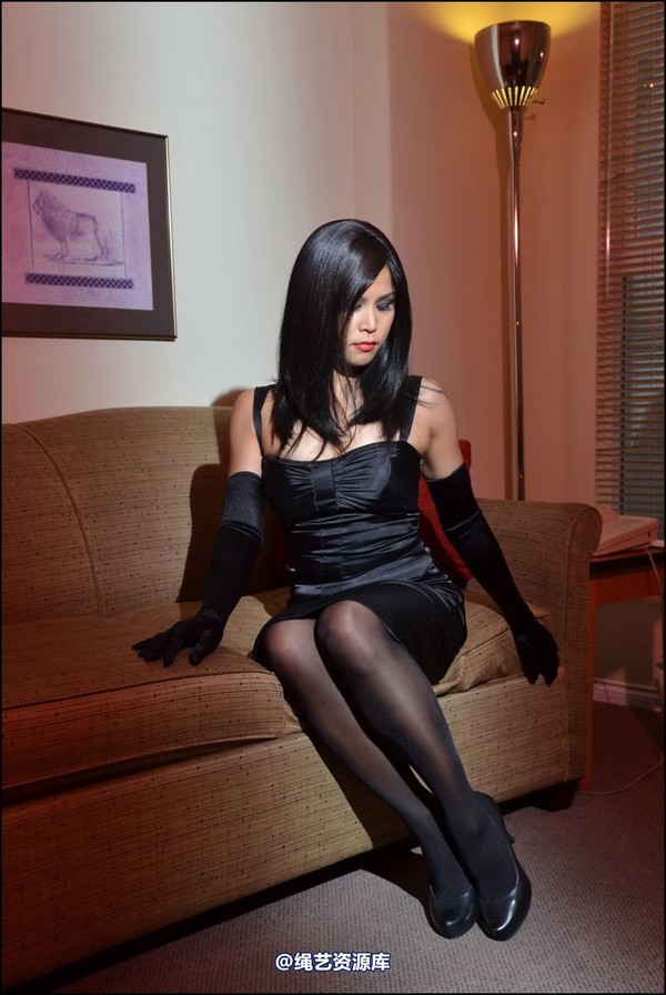 simplytied - Mitzi in black gloves 第 1 张图片