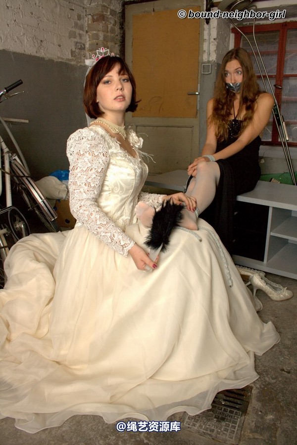 bound-neighbor-girl - Leoni and Valentina - Friend of the Bride 2 第 22 张图片