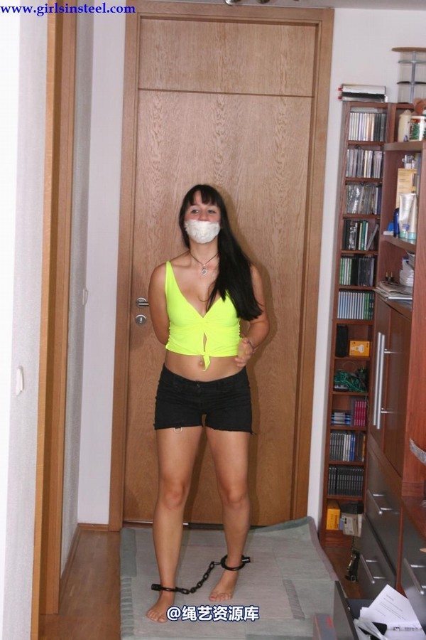 girlsinsteel - Dani and Vicky in 10 (!) neckcuffs 第 92 张图片